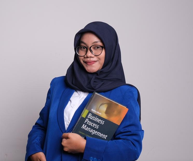 Awardee Resti Nurhalimah Image